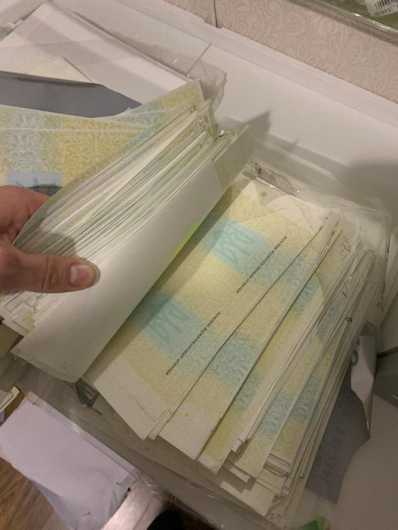 Співробітники СБУ викрили злочинців, які виготовляли фальшиві документи та незаконно переправляли людей через державний кордон України