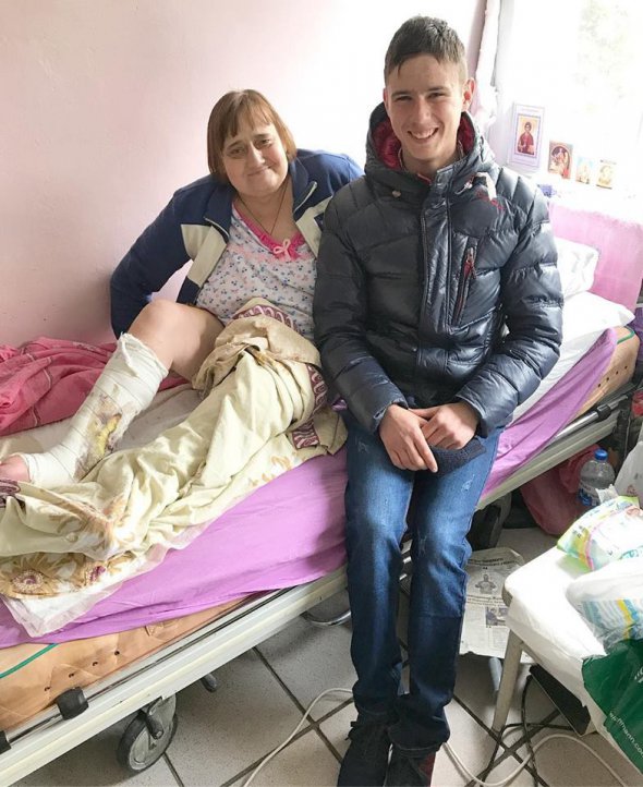 Волонтеры собирали деньги на операцию Орыси Марусик, в которой 14 лет гниет нога