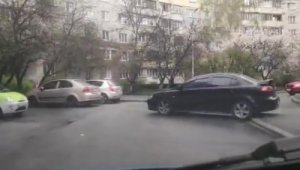 У Києві в районі Виноградар водій припаркував своє авто прямо поперек дороги