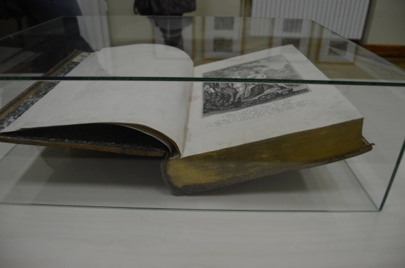 Книгу музею подарил митрополит Андрей Шептицкий в 1926 году.