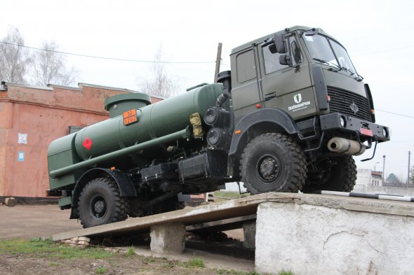 Паливозаправник АПЗ-8 під час випробувань