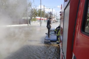 В Харькове автомобиль едва не утонул в кипятке. Фото: ДСНС