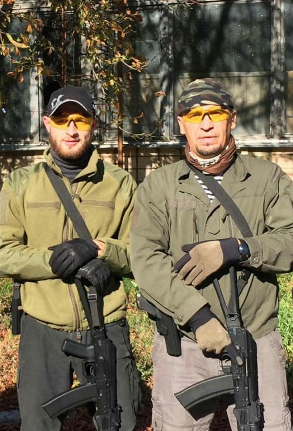 Участник боя 19 апреля 2014-го Андрей Пивень псевдо "Писарь". Слева его товарищ по службе