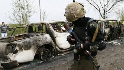 Уничтожены автомобили бойцов "Правого сектора" во время боя на блокпосту села Билабасивка Славянского района ночью 19 апреля 2014 года