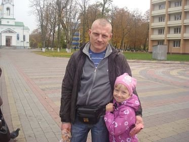 Михайло Станіславенко загинув 19 квітня 2014 року під час бою на блокпості села Билабасівка Словянського району. НА фотографії з донькою Каріною
