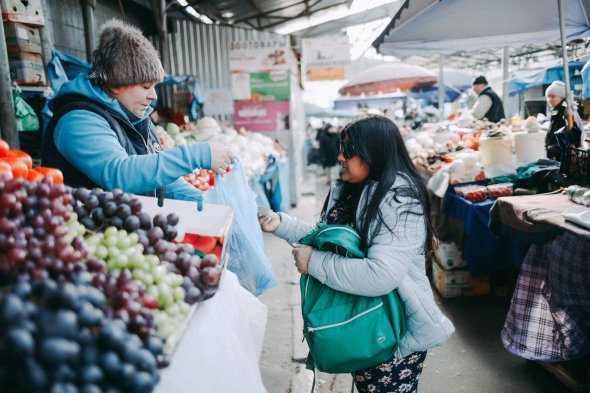 За свіжими овочами та фруктами ходить до місцевих фермерів на ринок