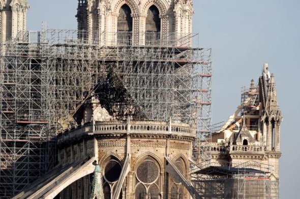 Пожежа в Соборі Паризької Богоматері: розповіли про загрозу обвалення собору
