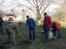 Працівники КП "Карлівка Новатор" висаджують берізки та горобини навколо дитячого майданчика по вул. Великотирнівській