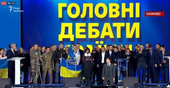 Порошенко і Зеленським стали на коліна перед українцями