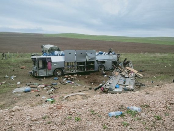 На юге Казахстана перевернулся автобус