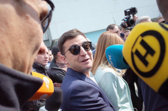 Зеленський на дільницю прийшов із дружиною