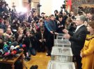 Порошенко на участок пришел с женой и семьей сына Алексея