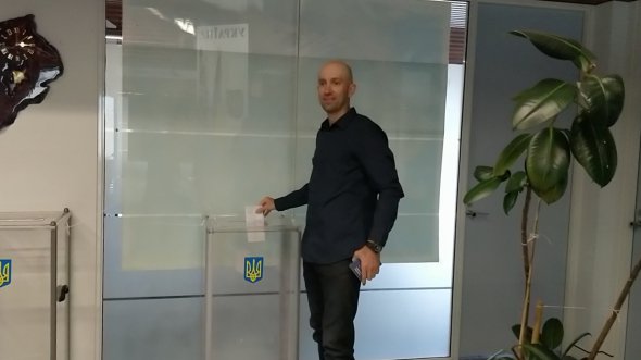 Первый украинец, который проголосовал в мире