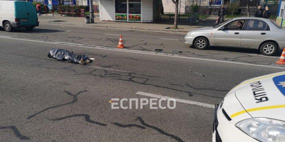 У Дніпровському районі Києва під колесами Mercedes GLзагинув пішохід