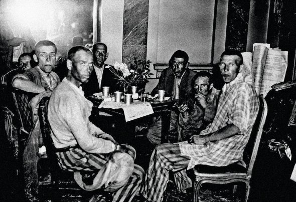 Колишні в’язні німецьких таборів смерті отримують харчі в ресторані паризького готелю ”Лютеція” 28 квітня 1945-го.  Від нацистів місто звільнили за дев’ять місяців до того. До закінчення війни готель використовували як центр репатріації для військовополонених, переміщених осіб та в’язнів концтаборів. За розпорядженням уряду їм щодня давали варене м’ясо, масло, хліб, липовий чай, каву, джем, сир і печиво