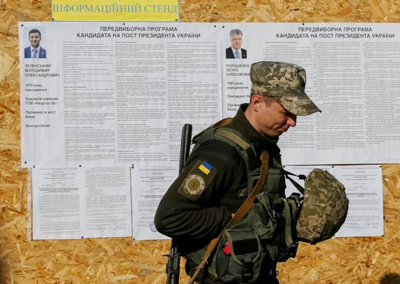 Украинские военные голосуют несмотря на обстрелы и нарушение перемирия. Фото: Reuters