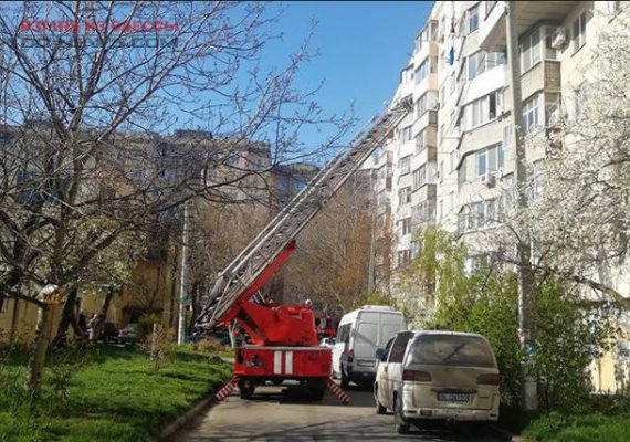 В Одессе на ул. Обороны с балкона 9-го этажа выпала пожилая женщина и осталась жива