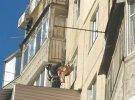 У Одесі  на вул. Оборони   з балкону 9-го поверху випала жінка похилого віку  і залишилася жива