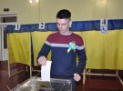 18-річний мешканець села Пальчиківка Валерій Бурлака уперше отримав можливість голосувати