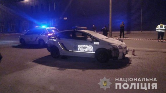 21-летнего мужчину, который на Крещатике в Киеве сбил патрульную и угнал  служебный автомобиль полицейских - могут посадить пожизненно
