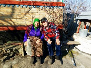 Федір і Меланія Шевченки сидять у своєму дворі в селі Байбузи поблизу Черкас. Діамантове весілля святкували з двома доньками, вісьмома онуками та правнуками