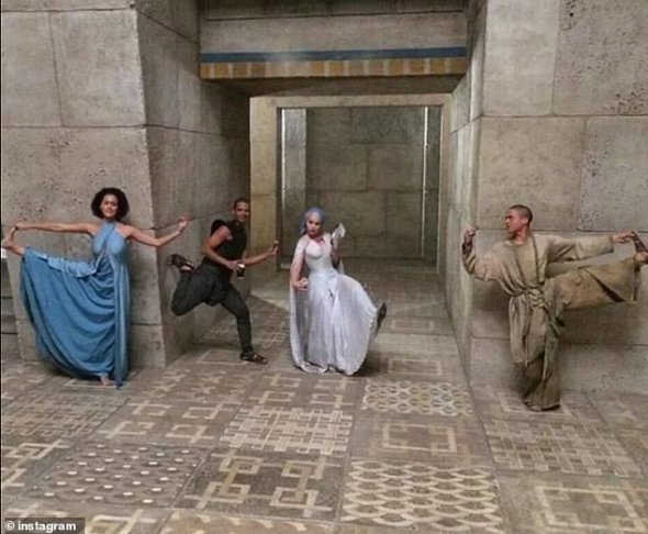 Більшість акторів під час перерв на майданчику жартували