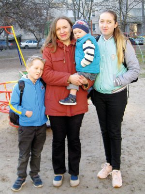 Олена Чернявська з Черкас зустрічає зі школи доньку 11-річну Христину та сина 7-річного Маркіяна. Наймолодшого Матвія несе на руках, бо візок зламався. Під час прогулянки відпало колесо. На новий родина не має грошей