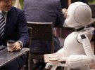 У японському Токіо відкрили кафе з роботами, якими керують паралізовані люди за допомогою спеціального обладнання. Команди "набирають" очима