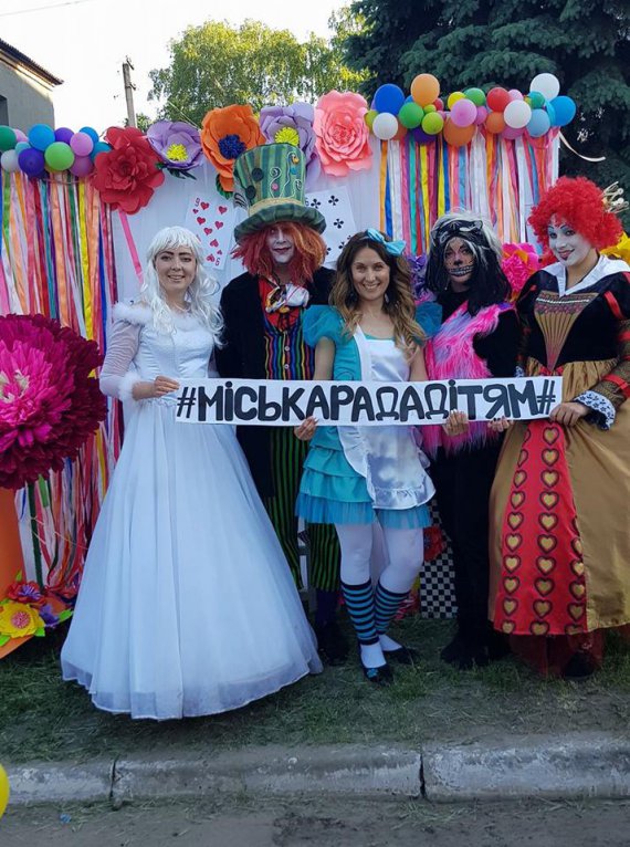 Мають близько 30 програм й костюмів та 6 аніматорів