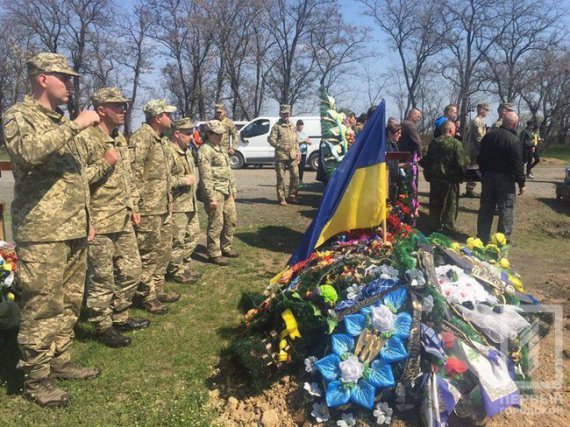 В Днепропетровской области похоронили погибшего на передовой 20-летнего Александра Цапенко. Фото: 1tv.kr.ua