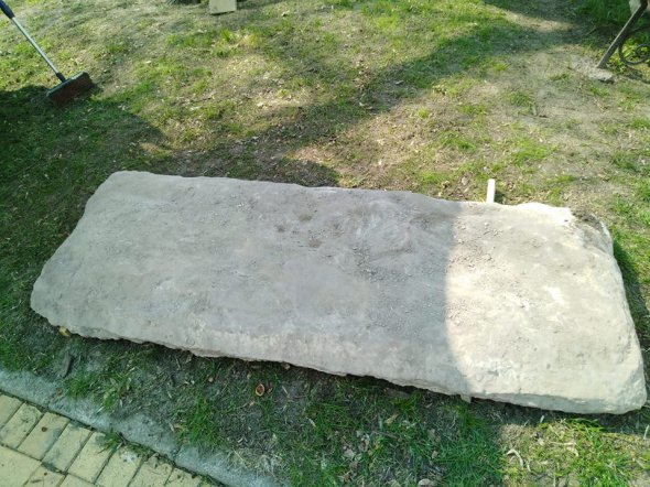 В Чернигове выкопали погребальную плиту ХІІ века