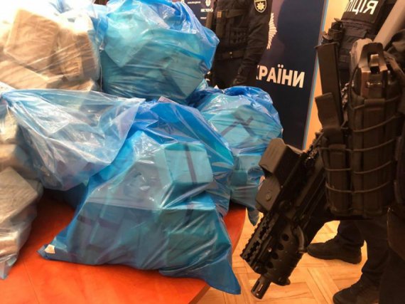 В Киеве полицейские задержали 5 граждан Турции и одного азербайджанца за причастность к контрабанде наркотиков в страны ЕС. У них изъяли 300 кг героина