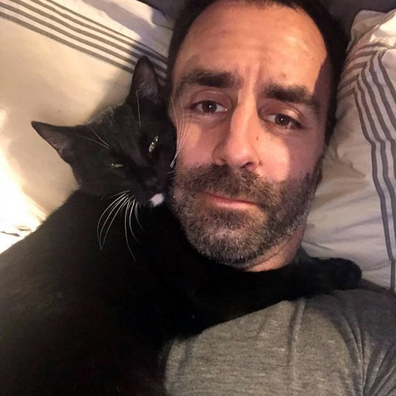 Показали зворушливі фото чоловіків та їх котів