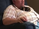 Показали зворушливі фото чоловіків та їх котів