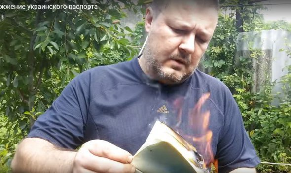 У 2017 році житель окупованій бойовиками Макіївки на камеру спалив свій український паспорт і виклав відео в мережу