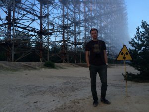 Столичний письменник Маркіян Камиш стоїть біля радіолокаційної станції ”Дуга” поблизу Чорнобиля. У зону відчуження нелегально ходить із 2010 року