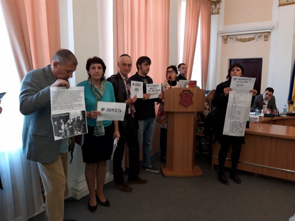 Полтавчане митингуют против застройки территории артскладов. Говорят, что там массовые захоронения времен Второй мировой войны