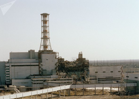 Вид на Чернобыльскую АЭС со стороны четвертого реактора. Фото: Igor Kostin
