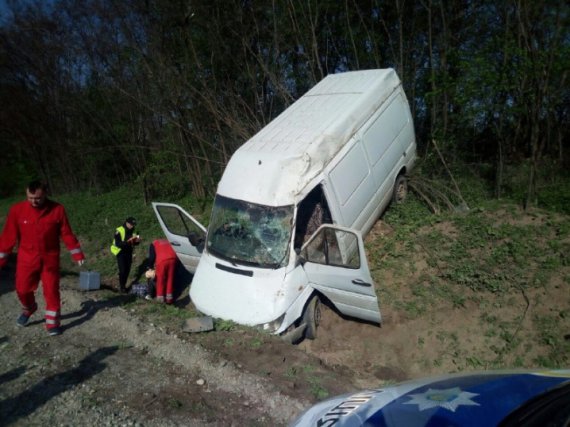 В Черновицкой области слетел в кювет микроавтобус, перевозивший тело покойницы