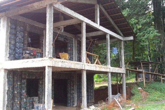 На будівництво однієї такої оселі необхідно близько 14 тисяч пластикових пляшок.