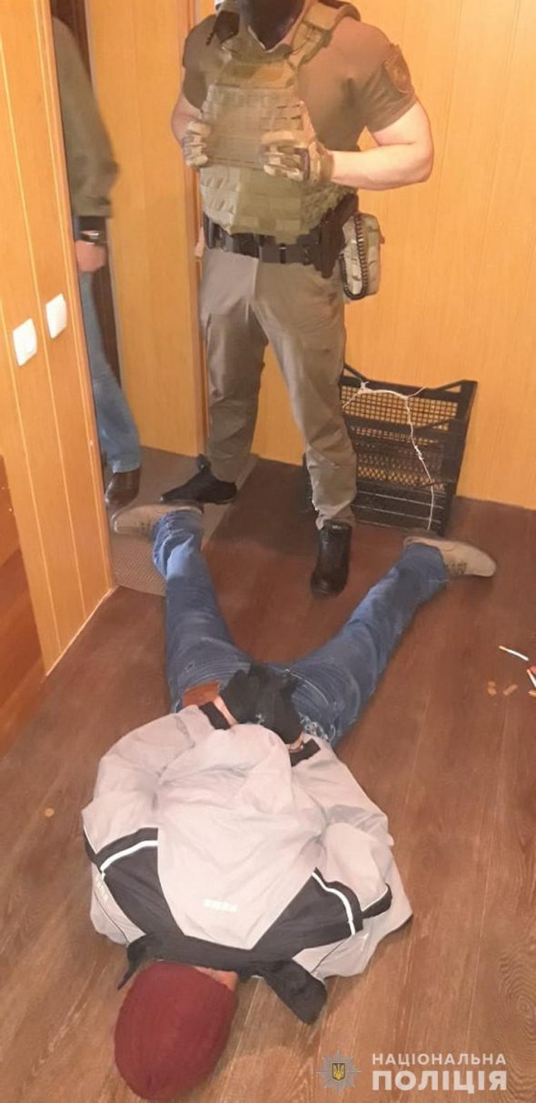 На Луганщині грабіжник  під час затримання вдарив ножем поліцейського