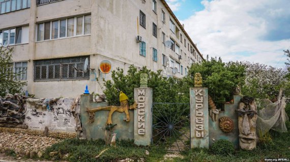 Как выглядит поселок Штормовое, накануне курортного сезона, на западе оккупированного Крыма
