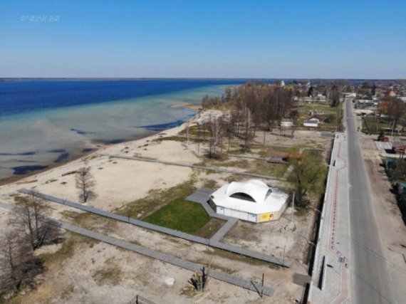 Тривають роботи над інфраструктурою селища та облаштуванням пляжу, аби зробити містечко туристично привабливішим.