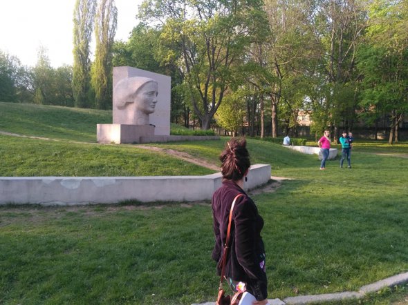 Олександра біля монументу "Скорботна матір"