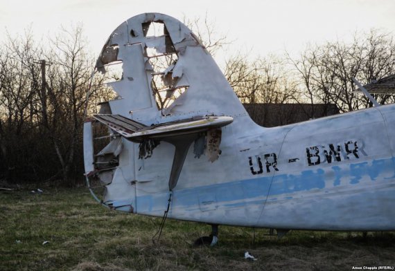Понад 100 літаків покинули напризволяще на аеродромі в Запорізькій обласі. Фото: Radio Svoboda