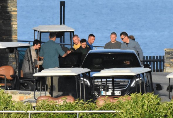 Володимир Зеленський в оточенні охорони на турецькому курорті Бодрум