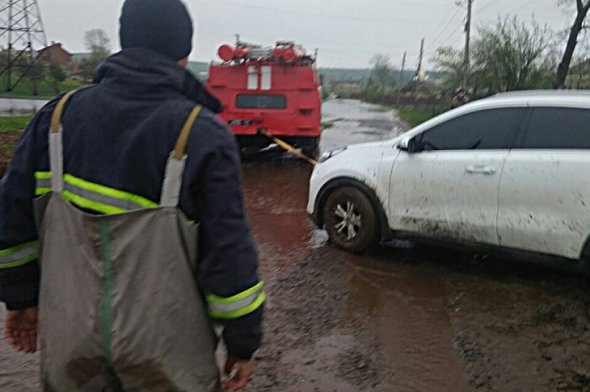 Повінь завдала шкоди 13 селам в Тернопільській області. Фото: ДСНС