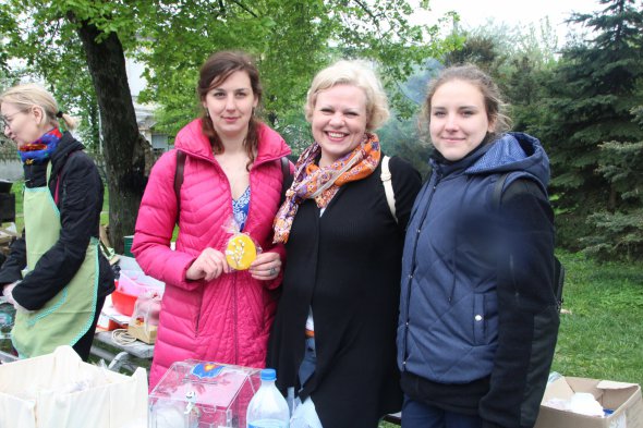 Волонтеры Александра Сиротенко (права), Марина Синаговская и Любава Козмирчук (слева)