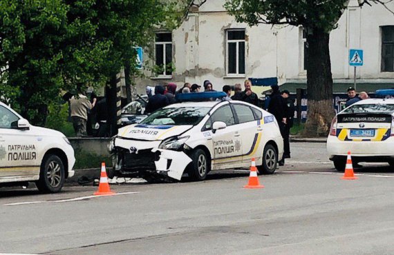 У Полтаві зіткнулися поліцейський Toyota Prius та легковик Daewoo Lanos