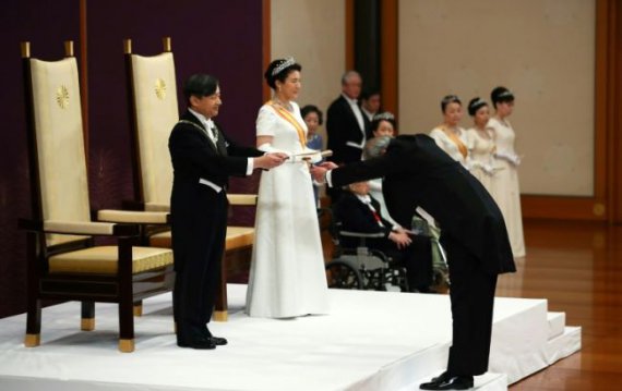 Нарухито поклялся строго соблюдать конституцию Японии